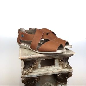 NEW Cloud Footwear Tan Leather Sandals Size 11